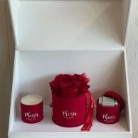 صندوق هدايا أحمر تريو مع 6 وردات طويلة العمر من بليزير 