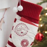 جوارب عيد الميلاد المحبوكة باللونين الأحمر والأبيض مع جيب من جينجر راي