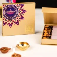 صندوق تمور وشوكولاتة إصدار الديوالي من زا ديت رووم