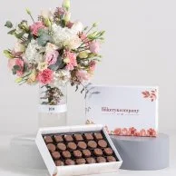 باقة هدايا تنسيق زهور ظلال الوردي وشوكولاتة بمكسرات فاخرة من بيكري & كومباني
