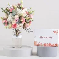 باقة هدايا تنسيق زهور ظلال الوردي وشوكولاتة بمكسرات فاخرة من بيكري & كومباني