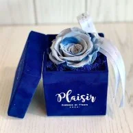 وردة إنفينيتي زرقاء متعددة الألوان في صندوق أزرق ملكي من بليزير