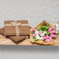 باقة هدايا صندوق مستدام من بتيل وباقة زهور التوليب