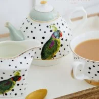 إبريق شاي يكفي شخص واحد بتصميم ببغاء منقط من إيفون إلين 