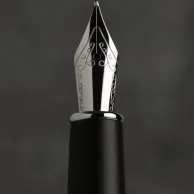 قلم حبر منقوش عليه باللون الفضي "لغتي هي هويتي"