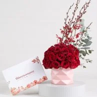 باقة هدايا تنسيق الزهور المجموعة الحمراء وشوكولاتة متنوعة فاخرة من بيكري & كومباني