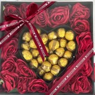 علبة شوكولاتة وورود اصطناعية لعيد الحب من إيكلا 