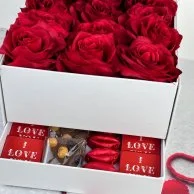صندوق شوكولاتة وورود اصطناعية لفالنتاين من إيكلا