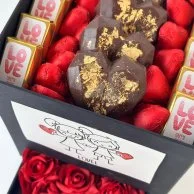 صندوق شوكولاتة عيد الحب مع درج من إيكلا