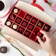 علبة شوكولاتة يوم الحب من كيك سوشيال