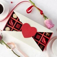 علبة شوكولاتة يوم الحب من كيك سوشيال