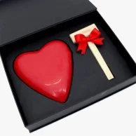 صندوق شوكولاتة فاخر لعيد الحب مع شوكولاتة على شكل قلب ومطرقة من لو شوكوليتير دبي