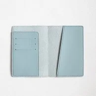 غطاء جواز السفر المصنوع من الجلد النباتي - أزرق سماوي من رويال بيدج كو