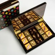 صندوق ديوالي خشبي في أي بي مع الشوكولاتة وتمور الشوكولاتة من ديت روم