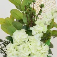 مزهرية زهور بيضاء نقية