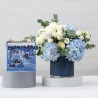 باقة هدايا تنسيق الورود البيضاء والكوبية الزرقاء + خدمة جل اكستنشن للأظافر من سبا أس بي أس