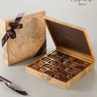 صندوق خريطة العالم وسط شوكولاتة من بتيل