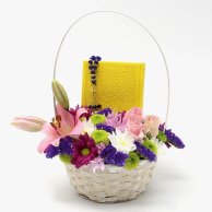 سلة من الزهور مع سبحة ومصحف القرآن الكريم (أصفر)