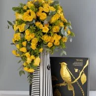 تنسيق الورود الصفراء من فوريفر روز مع بوكس بيتيت من أنوش 