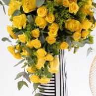 تنسيق الورود الصفراء من فوريفر روز مع بوكس بيتيت من أنوش 