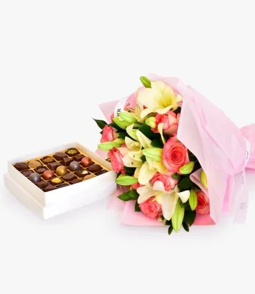 علبة شوكولاتة مع بوكيه زهور من فيكتوريان