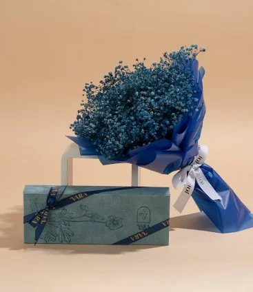 باقة بلو جيبسوفيليا مع صندوق جلد أزرق فاتح من شوكولاتة فارا