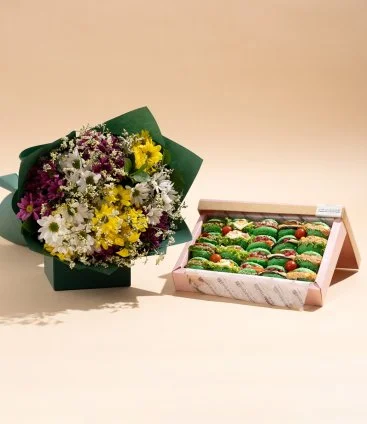 باقة زهور ملونة وميني ساندويشات لليوم الوطني من بيكري آند كومباني