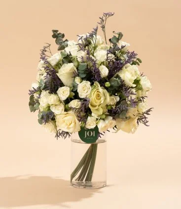 باقة زهور باللون الأبيض مع مجموعة من الزهور الأرجوانية