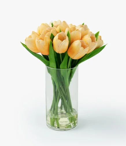 زهور التوليب الاصطناعية لون الخوخ في مزهرية زجاجية