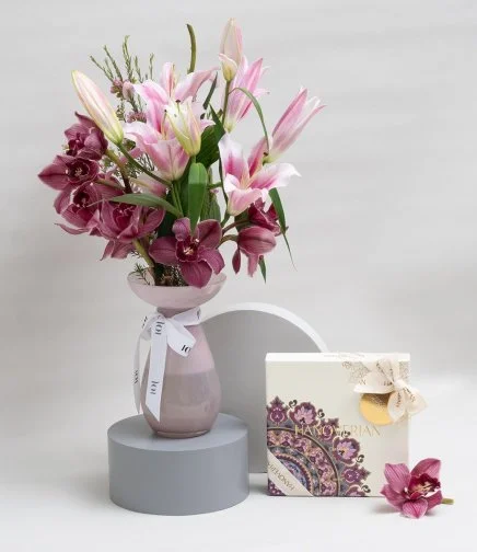 باقة هدايا تنسيق زهور السيمبيديوم الأرجواني + كراميل من هنوفيرين