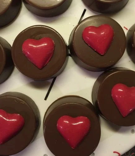 أوريو الشوكولاتة على شكل قلوب حمراء
