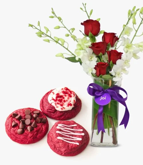 مجموعة مكوّنة من باقة زهور عشق الورد الأحمرالكلاسيكي وكوكيز بالرد فيلفت