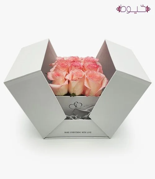 صندوق زهور مع  إطار بتطريز كلمة "أمي" باللون الوردي 