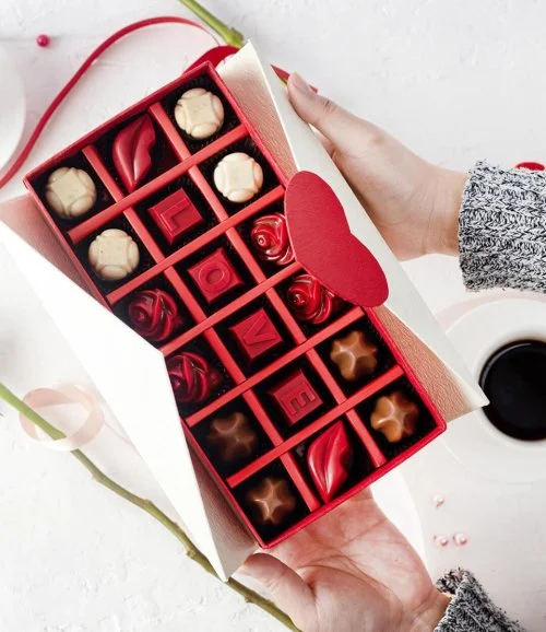 Ngày lễ Valentine là dịp để thể hiện tình cảm với người mình yêu thương. Hộp sô cô la Valentine của Cake Social tại Dubai mang lại cảm giác ngọt ngào và lãng mạn, là một món quà tuyệt vời để tặng cho người đặc biệt của bạn. Đặt hàng ngay trên Joi Gifts!