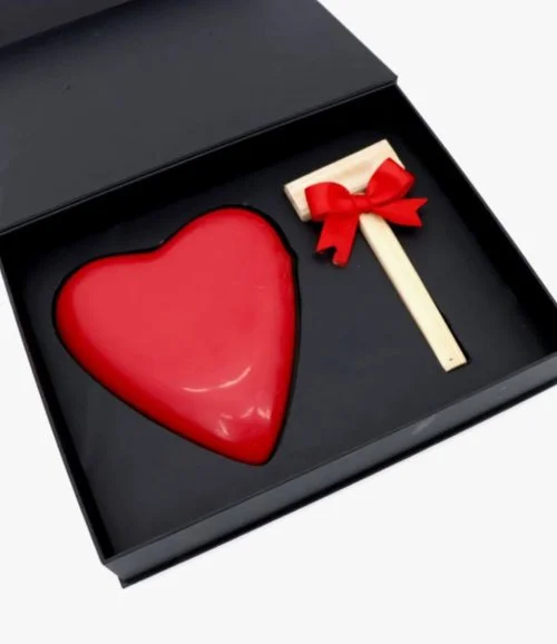 صندوق شوكولاتة فاخر لعيد الحب مع شوكولاتة على شكل قلب ومطرقة من لو شوكوليتير دبي