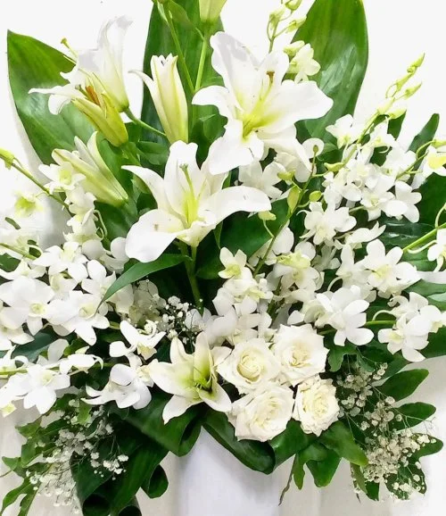 زهور الزنابق البيضاء مع الأوركيد والورود البيضاء