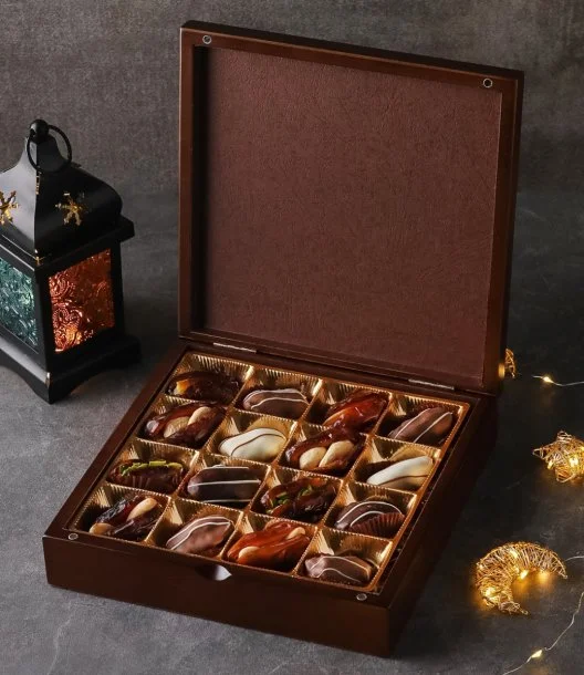 تمور متنوعة في صندوق خشبي فاخر لرمضان / العيد من كيك سوشيال - وسط 