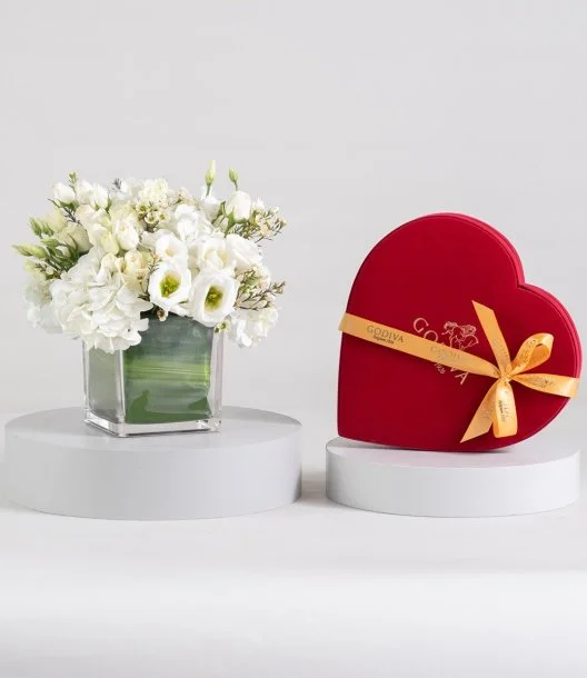 باقة هدايا تنسيق زهور الثلج الأبيض وبوكس شوكولاتة قلب أحمر كبير من جوديفا
