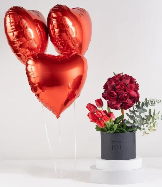 باقة ثلاثية من الزهور الحمراء وباقة بالونات قلوب حمراء