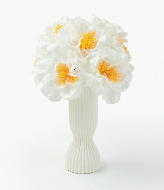 تشكيلة زهور قرنفل بيضاء صغيرة في مزهرية خزفية