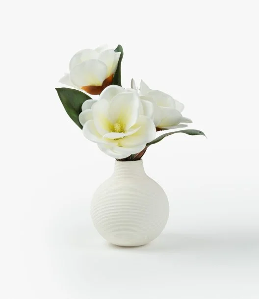 تشكيلة زهور ماجنوليا بيضاء صغيرة في مزهرية خزفية