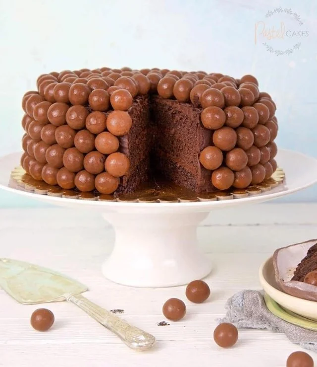 Maltesers Cake by Pastel Cakes 