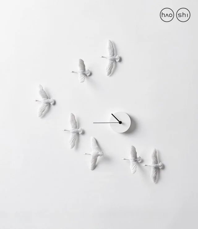ساعة حائط الطيور المهاجرة (شكل V) 