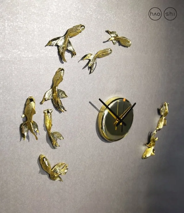 ساعة حائط الأسماك الذهبية - باللونين الأسود والذهبي 