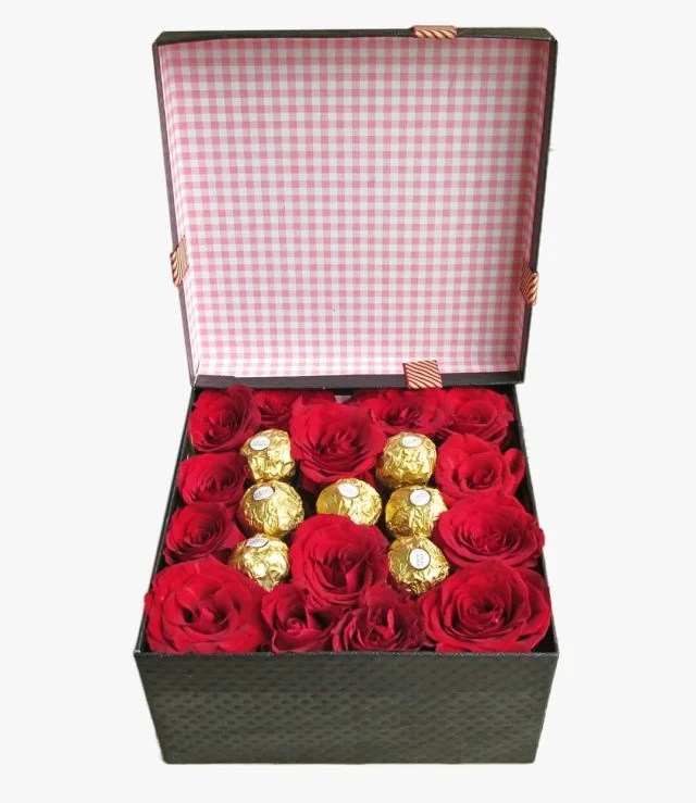 صندوق ورود حمراء وشوكولاتة بحرف حسب الطلب