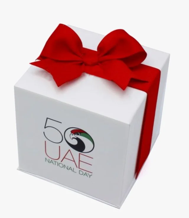 شعار الصقر لعام الإمارات الخمسين بربطة فراشية - صندوق هدايا اليوم الوطني 200 جرام - عبوة من 10 علب من لو شوكليتير
