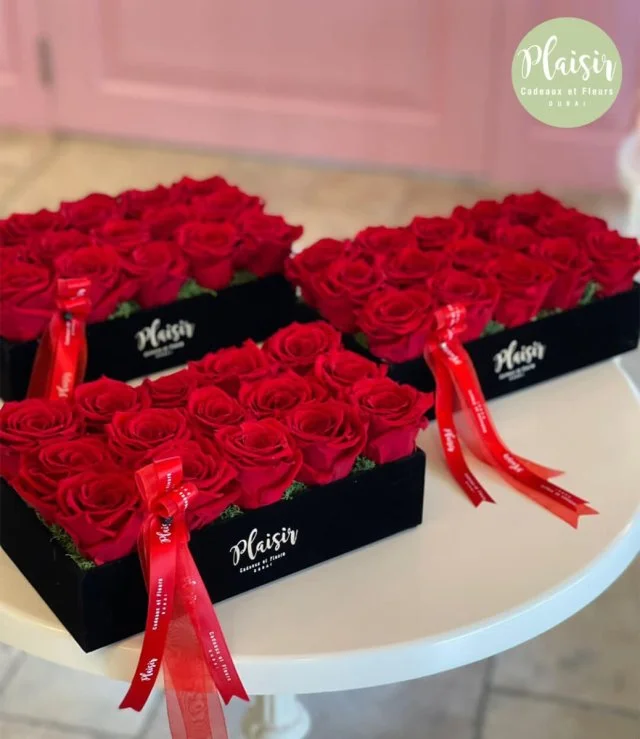 Fresh Roses in Luxury Black Velvet Tray – Small By Plaisir