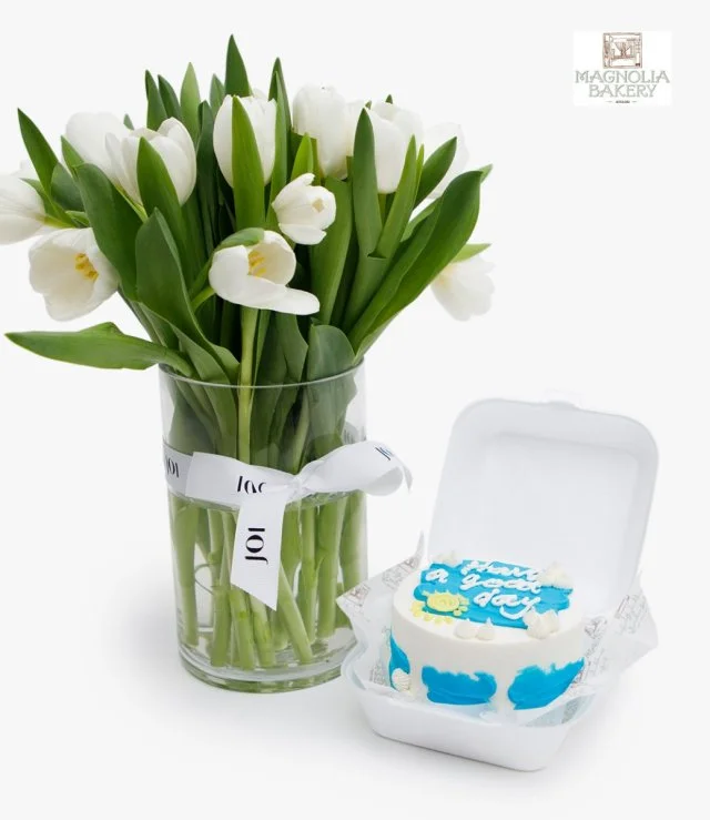 باقة لانش بوكس كيك يوم سعيد مع زهور الزئابق البيضاء