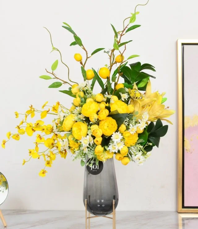 مزهرية ليمون وورود صناعية صفراء