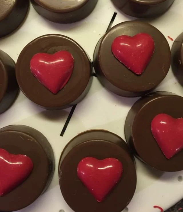 أوريو الشوكولاتة على شكل قلوب حمراء